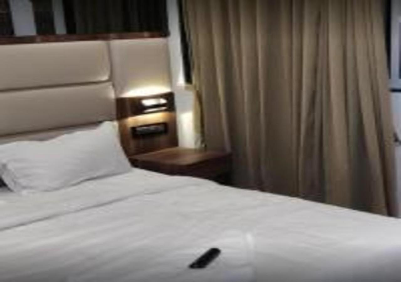 Hotel Meriton Mumbai International Airport T-2 Extérieur photo